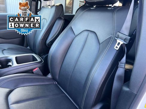 Used 2025 Chrysler Pacifica Select FWD image 10