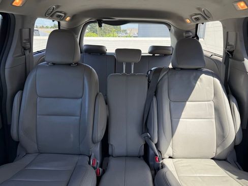 Used 2017 Toyota Sienna XLE w/ XLE Navigation Package FWD image 4