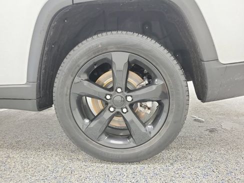 Used 2023 Jeep Grand Cherokee L Limited w/ Black Appearance Package AWD/4WD image 5
