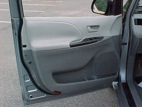 Used 2011 Toyota Sienna w/ Towing Pkg FWD image 22