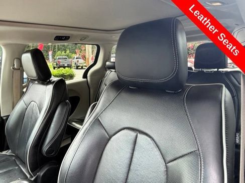 Used 2023 Chrysler Pacifica Limited FWD image 7