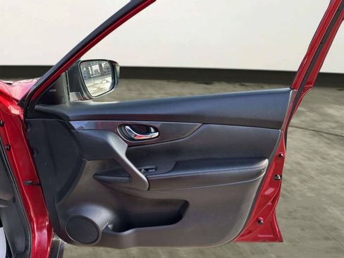 Used 2017 Nissan Rogue SV FWD image 25