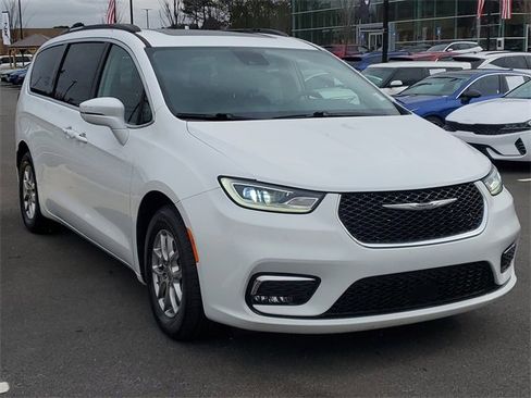 Used 2021 Chrysler Pacifica Touring w/ Uconnect Theater Family Group image 3