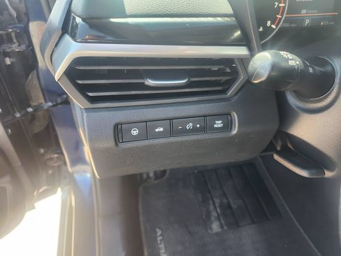 Used 2023 Nissan Altima 2.0 SR FWD image 31
