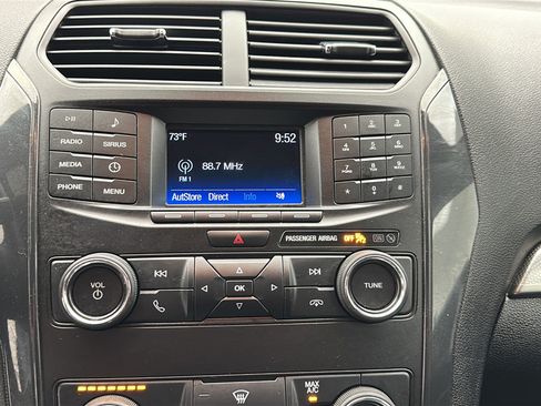 Used 2019 Ford Explorer XLT w/ Class III Trailer Tow Package AWD/4WD image 19