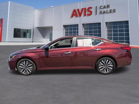 Used 2025 Nissan Altima 2.5 SV FWD image 10