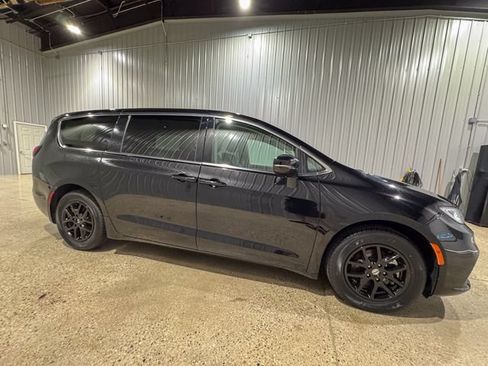 Used 2024 Chrysler Pacifica Touring-L FWD image 7