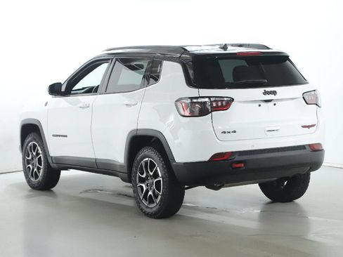 Used 2025 Jeep Compass Trailhawk AWD/4WD image 40