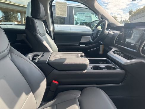 New 2025 Ford Expedition Active image 4