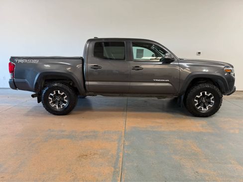 Used 2017 Toyota Tacoma TRD Off-Road AWD/4WD image 6