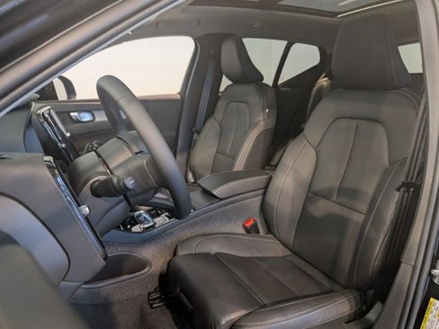 Used 2024 Volvo XC40 B5 Plus image 13