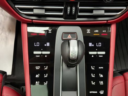 Certified 2025 Porsche Macan Turbo AWD/4WD image 18