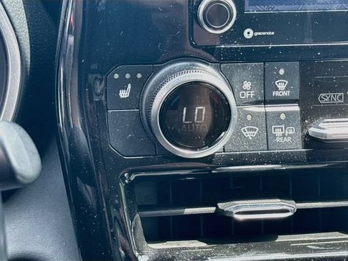 Used 2021 Toyota Highlander XLE AWD/4WD image 27