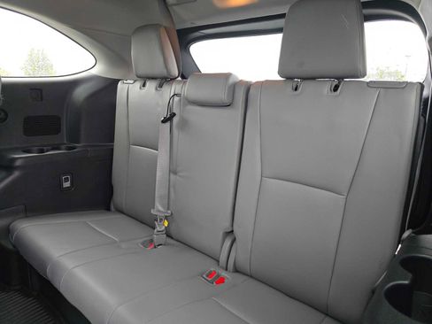Used 2022 Toyota Highlander XLE AWD/4WD image 19