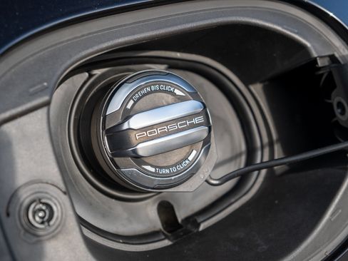 Used 2024 Porsche Macan AWD/4WD image 18