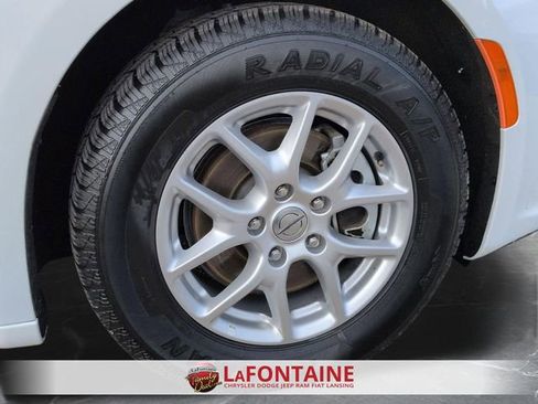 Used 2024 Chrysler Pacifica Touring-L image 31