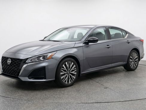 Used 2025 Nissan Altima 2.5 SV FWD image 3