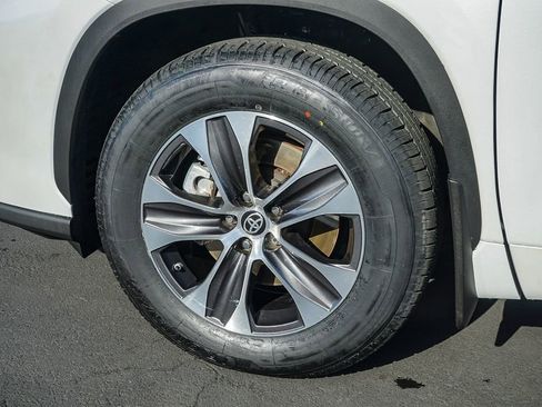 Used 2022 Toyota Highlander XLE image 11