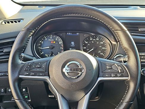 Used 2020 Nissan Rogue SV image 18