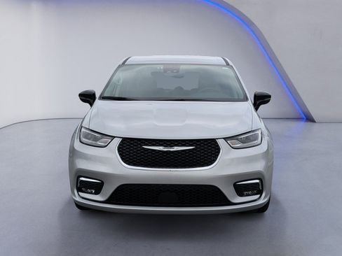 Used 2024 Chrysler Pacifica Touring-L FWD image 3