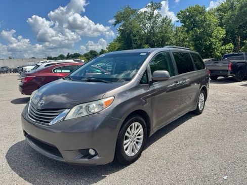 Used 2014 Toyota Sienna XLE FWD image 3