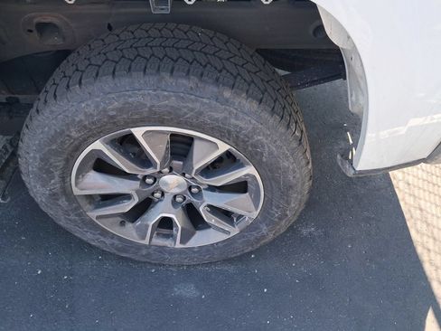 Used 2022 Chevrolet Silverado 1500 LT AWD/4WD image 9
