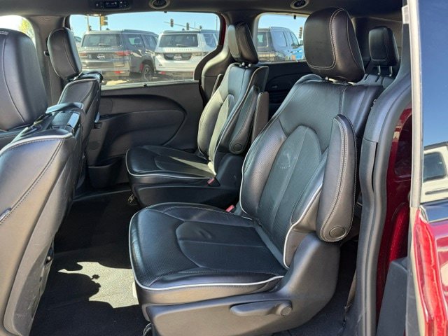 Used 2021 Chrysler Pacifica Limited w/ Uconnect Theater Family Group FWD image 8