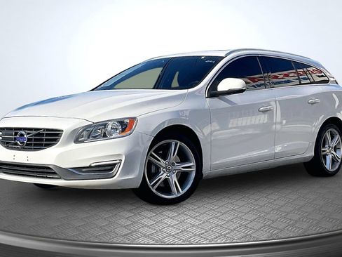 Used 2016 Volvo V60 T5 Premier w/ Technology Package image 12