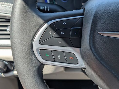 Used 2023 Chrysler Pacifica Touring-L FWD image 24