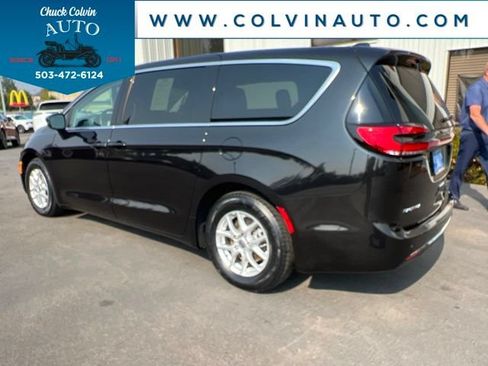 Used 2023 Chrysler Pacifica Touring-L FWD image 9