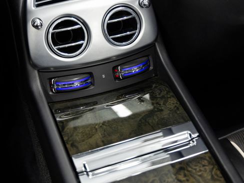Used 2017 Rolls-Royce Dawn RWD image 33