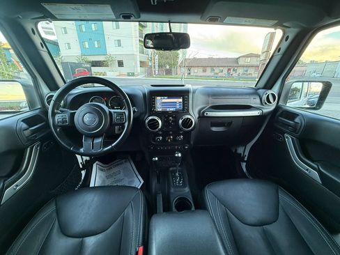 Used 2015 Jeep Wrangler Unlimited Sahara w/ Connectivity Group AWD/4WD image 14