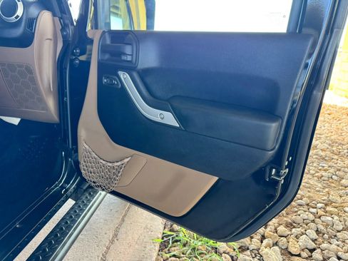 Used 2014 Jeep Wrangler Unlimited Rubicon w/ Connectivity Group AWD/4WD image 23
