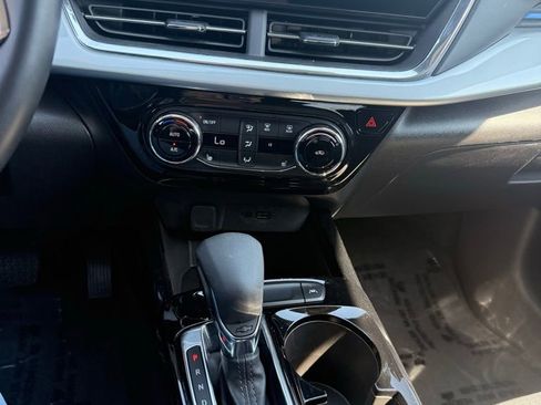 Used 2025 Chevrolet Trax LT w/ LT Convenience Package image 8