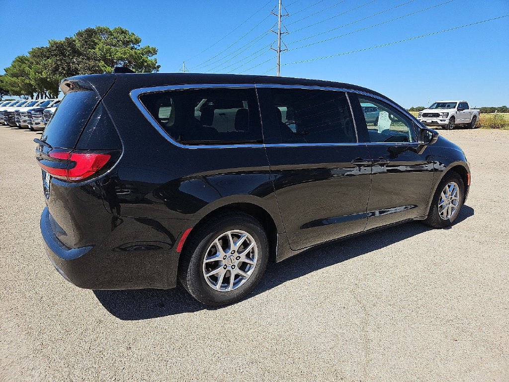 Used 2023 Chrysler Pacifica Touring-L FWD image 8