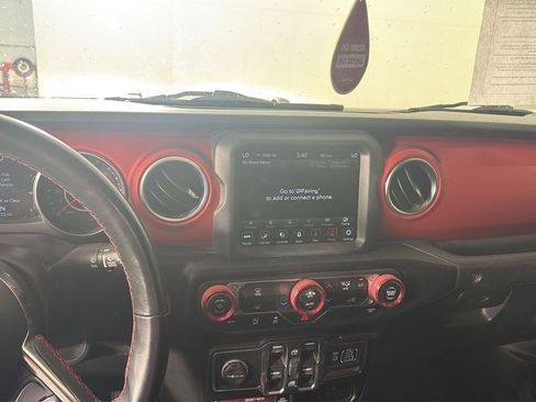 Used 2021 Jeep Gladiator Rubicon AWD/4WD image 6