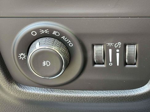 Used 2022 Jeep Grand Cherokee Overland w/ Luxury Tech Group IV image 19