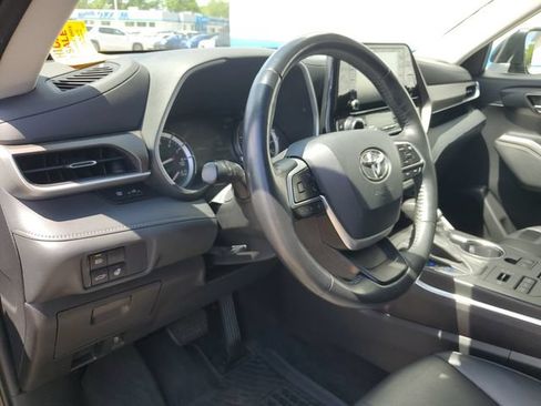 Used 2022 Toyota Highlander XLE AWD/4WD image 8