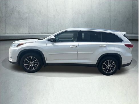 Used 2019 Toyota Highlander XLE AWD/4WD image 2