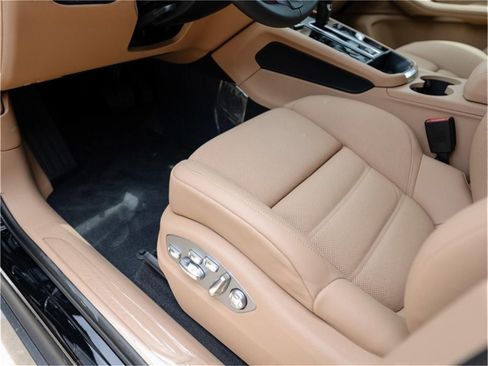 Certified 2025 Porsche Macan image 14