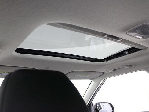 Certified 2025 Hyundai Venue SEL FWD image 23