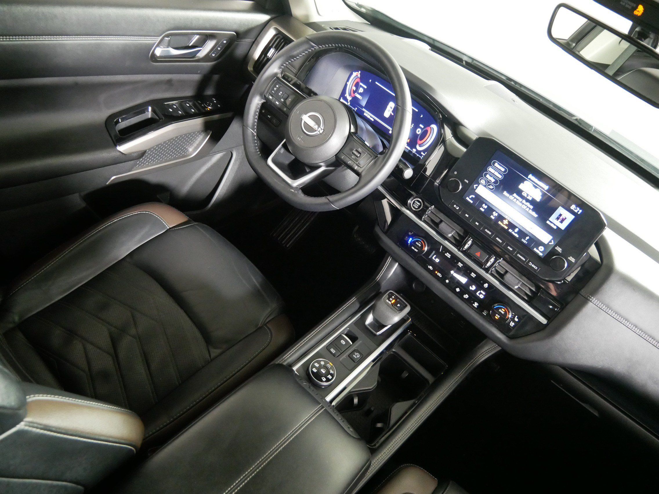 Used 2024 Nissan Pathfinder Platinum w/ Lighting Package (N93) AWD/4WD image 9
