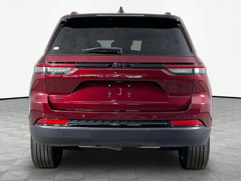 Used 2023 Jeep Grand Cherokee Altitude AWD/4WD image 6