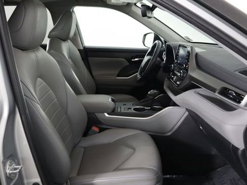 Used 2021 Toyota Highlander XLE FWD image 19