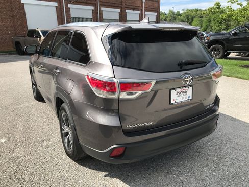 Used 2016 Toyota Highlander XLE AWD/4WD image 6