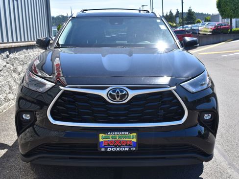 Used 2023 Toyota Highlander XLE AWD/4WD image 2