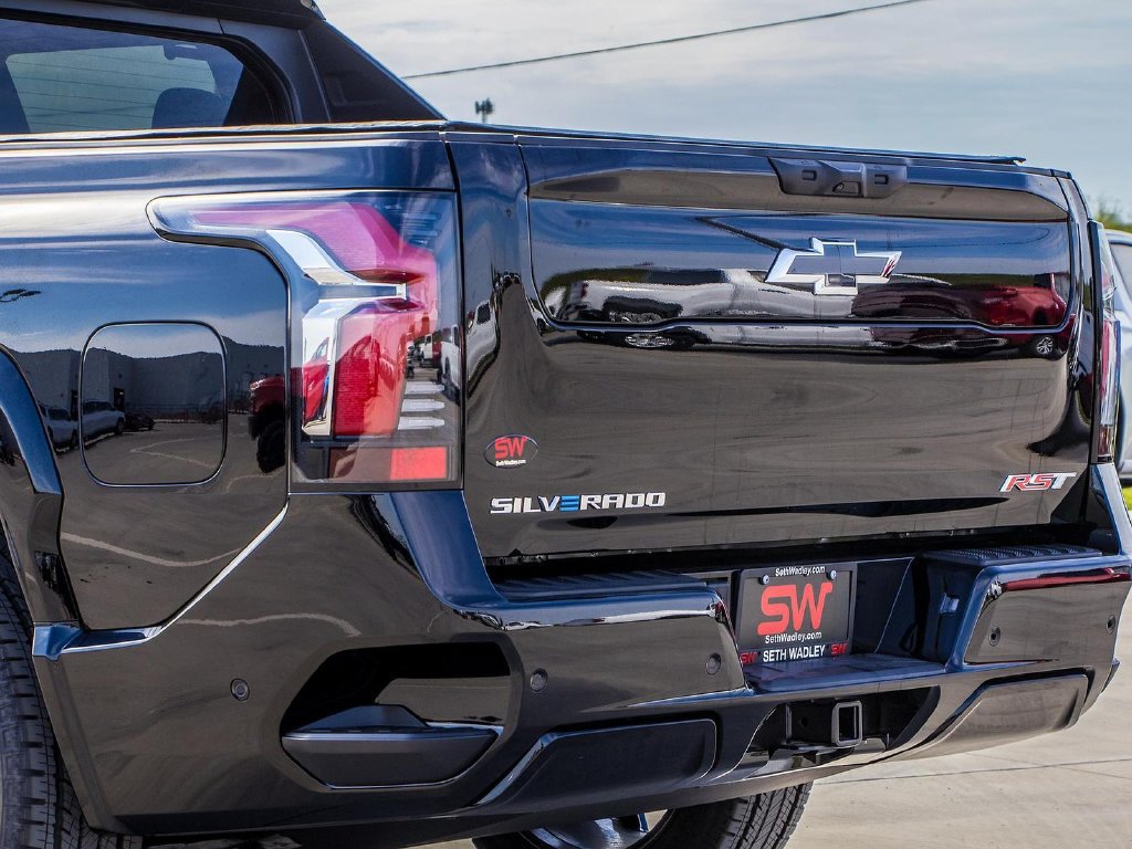 Used 2024 Chevrolet Silverado EV RST AWD/4WD image 9