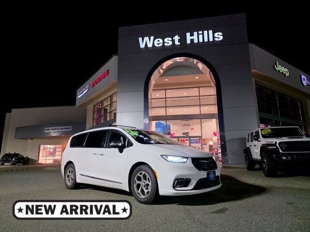 Certified 2023 Chrysler Pacifica Limited FWD image 1