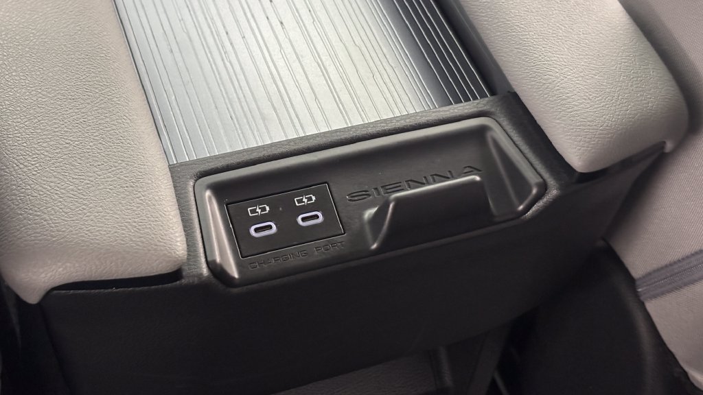 Certified 2026 Toyota Sienna LE FWD image 35