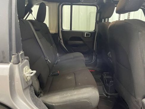 Used 2019 Jeep Wrangler Unlimited Sahara AWD/4WD image 17